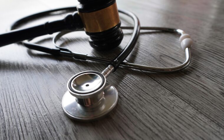 Judge gavel and stethoscope, symbolizing the legal statute of limitations in medical malpractice.