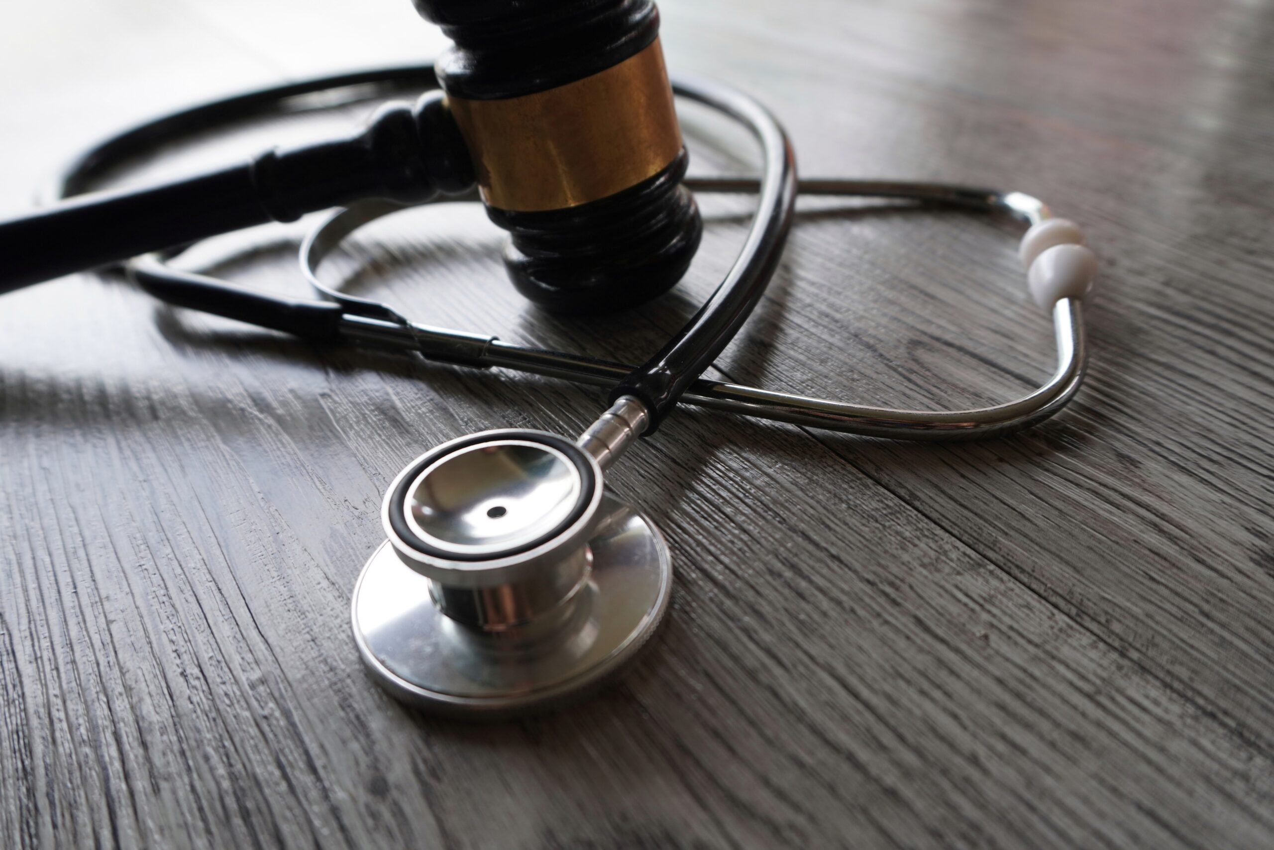 Judge gavel and stethoscope, symbolizing the legal statute of limitations in medical malpractice.